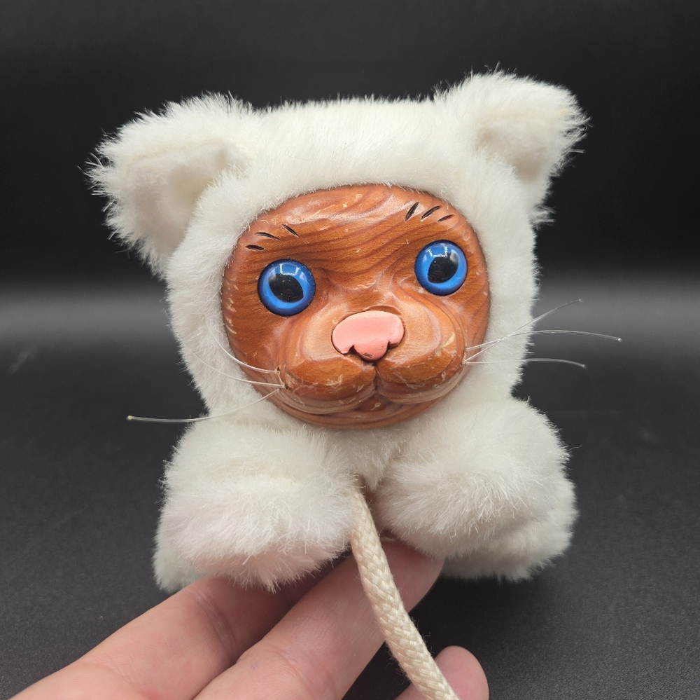 VINTAGE APPLAUSE ROBERT RAIKES WHITE CAT FIFI WOODEN FACE PLUSH
